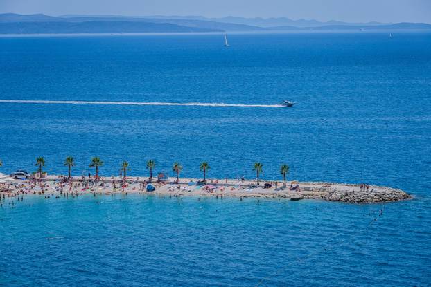 Gužva na splitskoj plaži Kasjuni podno Marjana