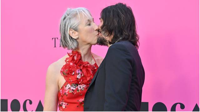 Keanu Reeves strastveno je poljubio djevojku pred svima, zlobnici govore da mu je 'baka'