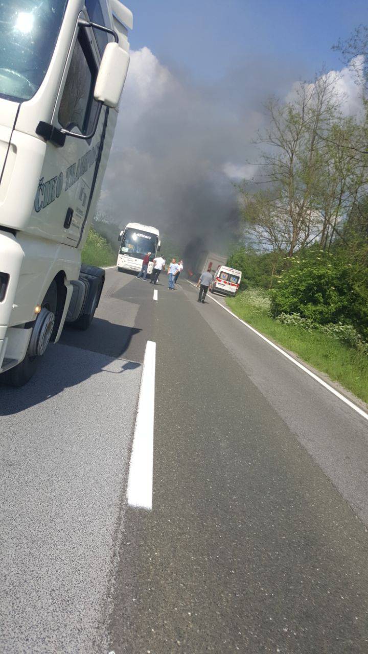 Kamionu puknula guma i u vožnji mu se zapalila prikolica