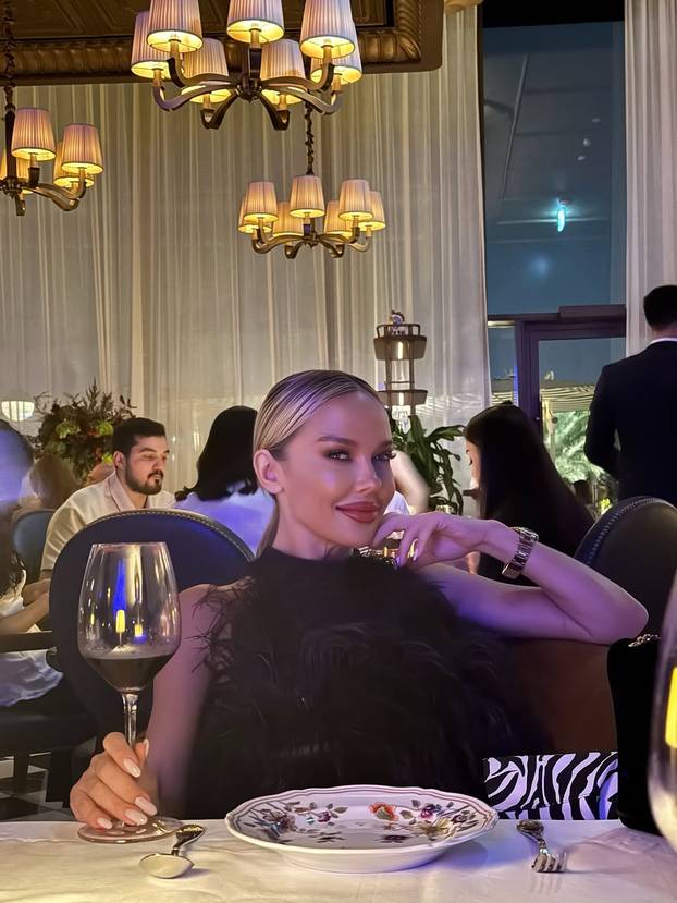 Za njih nema hladnoće i magle! Šime i Maja u badićima pozirali kraj bazena, 'padali' i zagrljaji