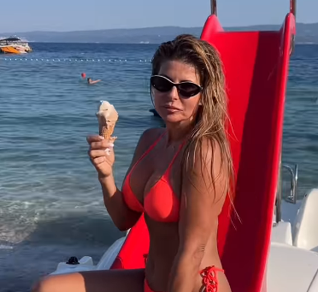 FOTO Seksi mama Renata uživa u prazniku i ljetu, mokra u badiću liže sladoled...