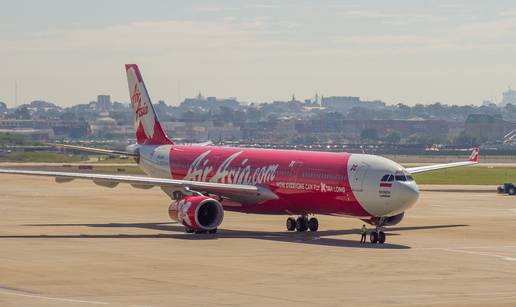 U ustima naguran papir: Našli mrtvu bebu u avionskom WC-u