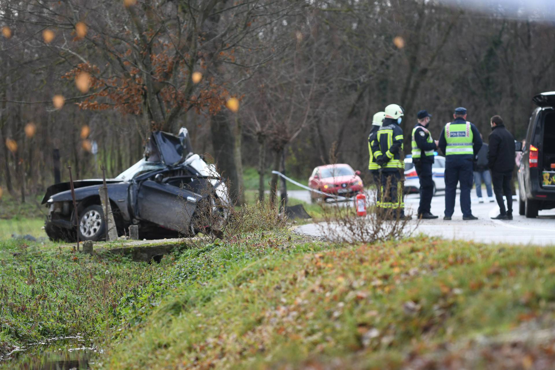 Kozarevac: Vozačica poginula u prometnoj nesreći, automobil se obavio oko stabla