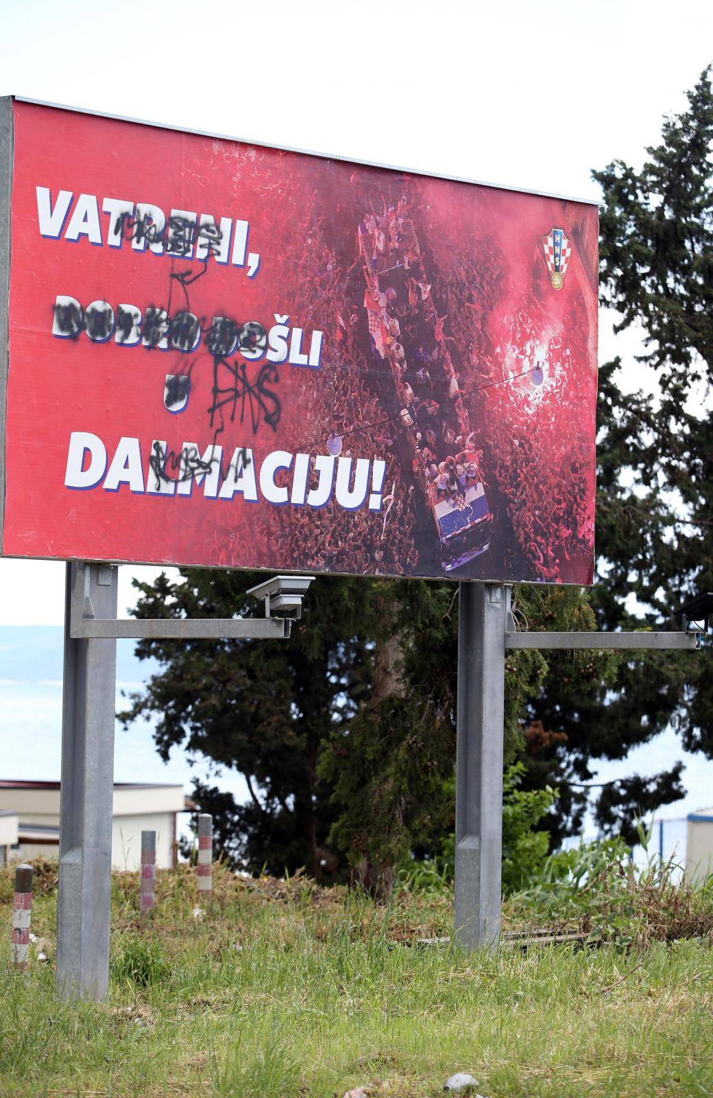 Išarali su plakat s porukom dobrodošlice reprezentaciji