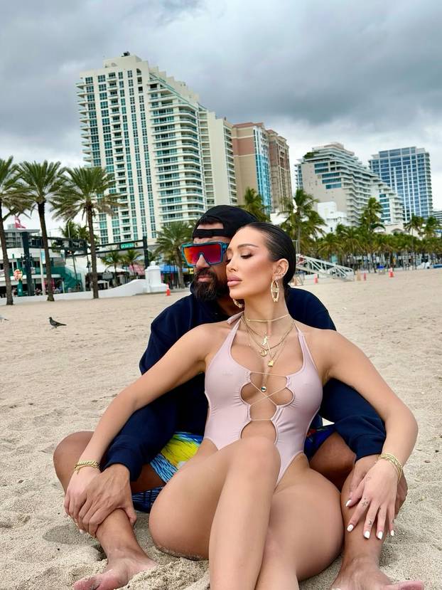 FOTO Ima pjesmu sa Severinom, stavio silikone u prsa, presadio i dlake: Ovako se mijenjao Azis