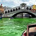 Venecijanski Canal Grande misteriozno pozelenio, sumnja se na akciju 'zelenih aktivista'