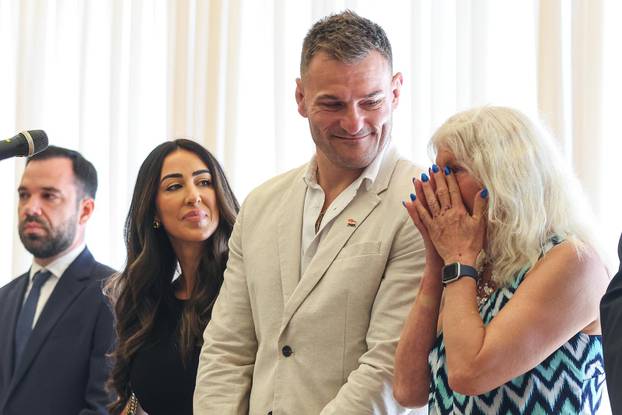 Zagreb: Predsjednik Zoran Milanović uručio je odlikovanje Stipi Miočiću