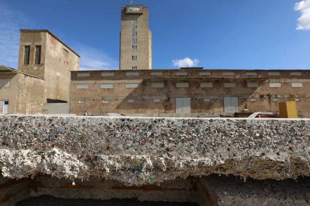 Gospi:ć Lokacija bivšeg industrijskog kompleksa PPK Velebit gdje se nalaze velike količine opasnog otpada
