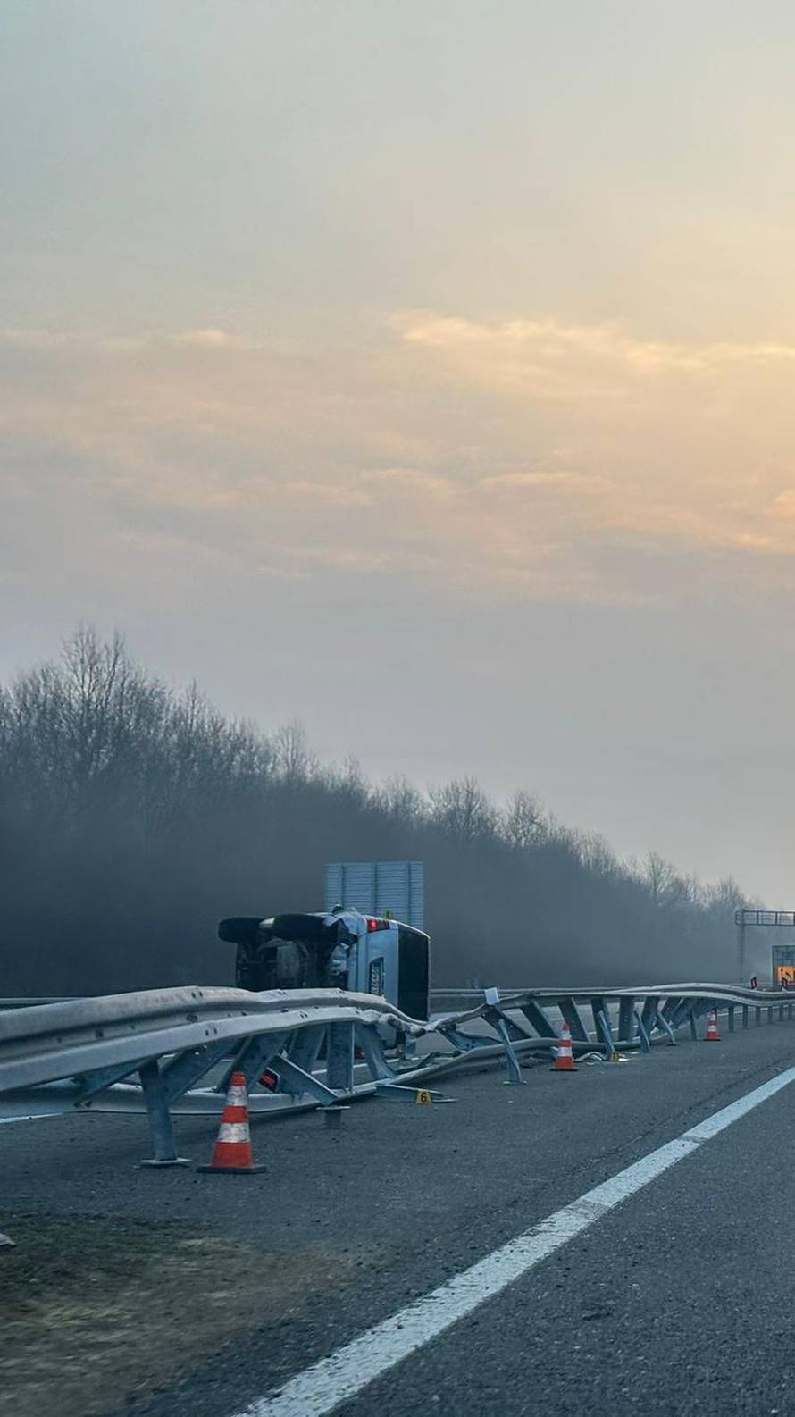 KAOS NA A3 Sudar više auta! Jedan preletio u suprotan smjer