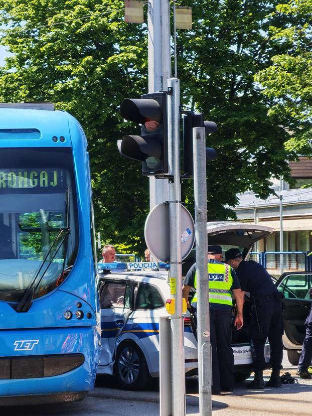 Pogledajte kaos na Jarunu gdje je tramvaj iskočio iz tračnica. Zabio se u policijski automobil