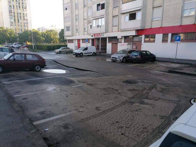 VIDEO Pukla cijev u Gajnicama, poplavila ulica, digao se asfalt