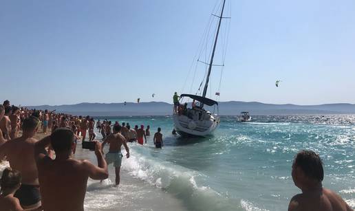 Jak vjetar i valovi: Jedrilica se nasukala na popularnoj plaži