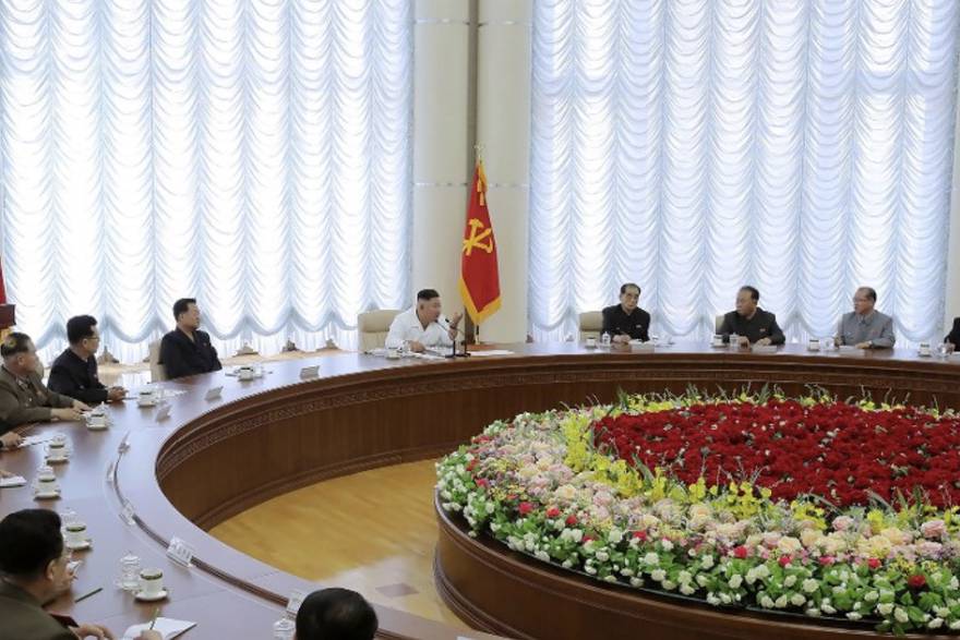 Kim Jong-un sjedi na dva metra od svih
