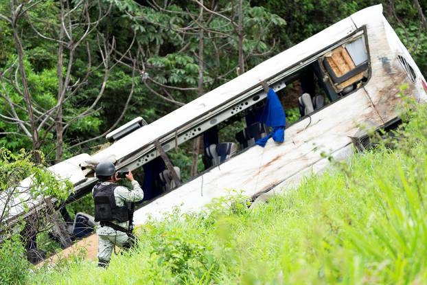 Bus crashed on a highway killing several people, in Tepic