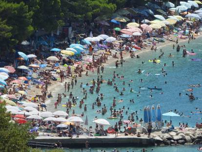 Krcata plaža u Baškoj Vodi, ogromna kolona do Makarske