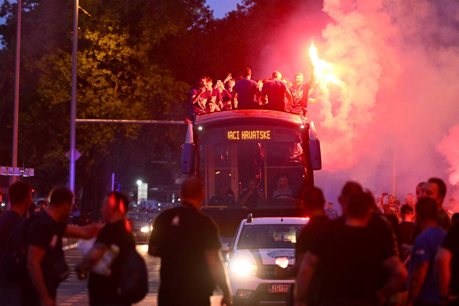 Nogometaši Dinama u otvorenom autobusu idu prema Trgu na proslavu naslova prvaka