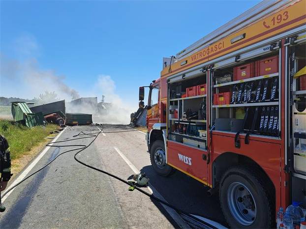 Strašne scene s mjesta sudara: Kamion u kanalu, jedan mrtav. Helikopter ide po ozlijeđenog...
