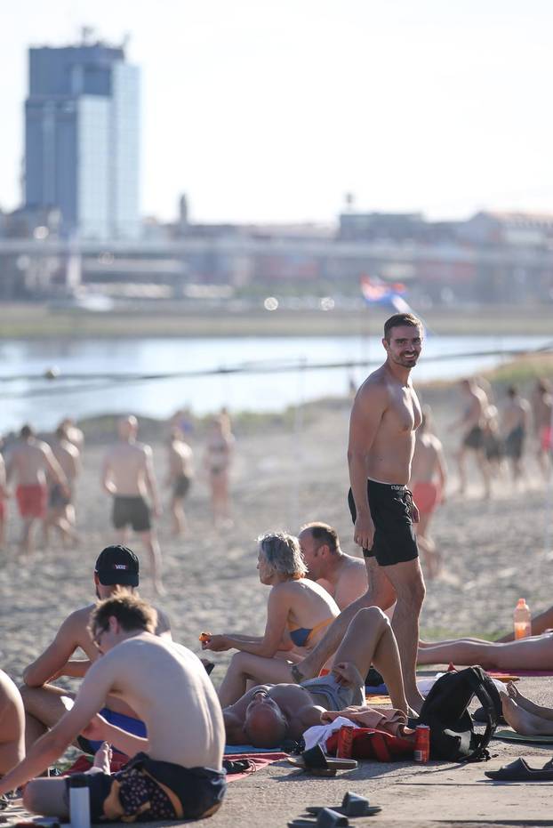 Osijek: Osječani pronašli osvježenje kupanjem na Dravi