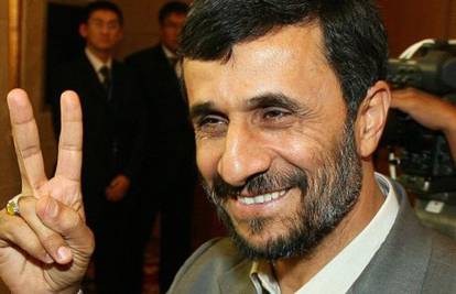 Cipelom je gađao iranskog predsjednika Ahmadinedžada