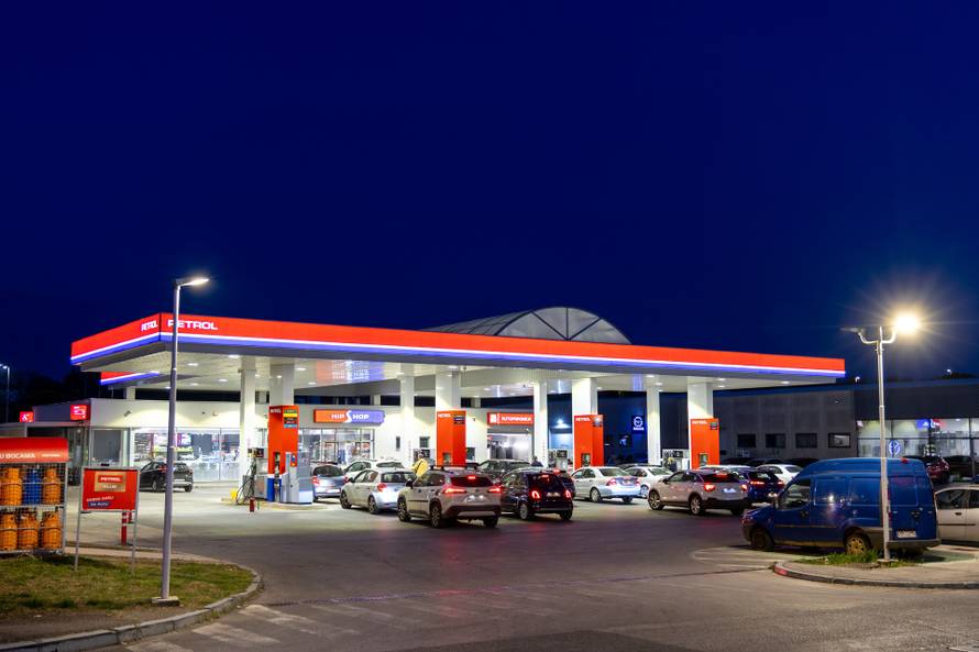 Pula: Automobili na benzinskim pumpama uoči sutrašnjeg poskupljenja benzina