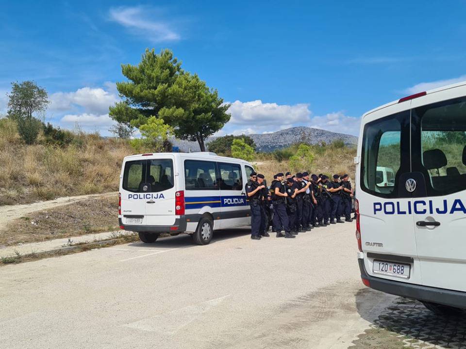 Velika potjera u tijeku: Ubojica pobjegao sa suda, naoružana policija sa psima češlja teren