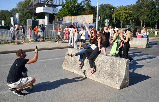 Zagreb: Na Hipodromu se okupljaju fanovi Eda Sheerana gdje će večeras održati koncert
