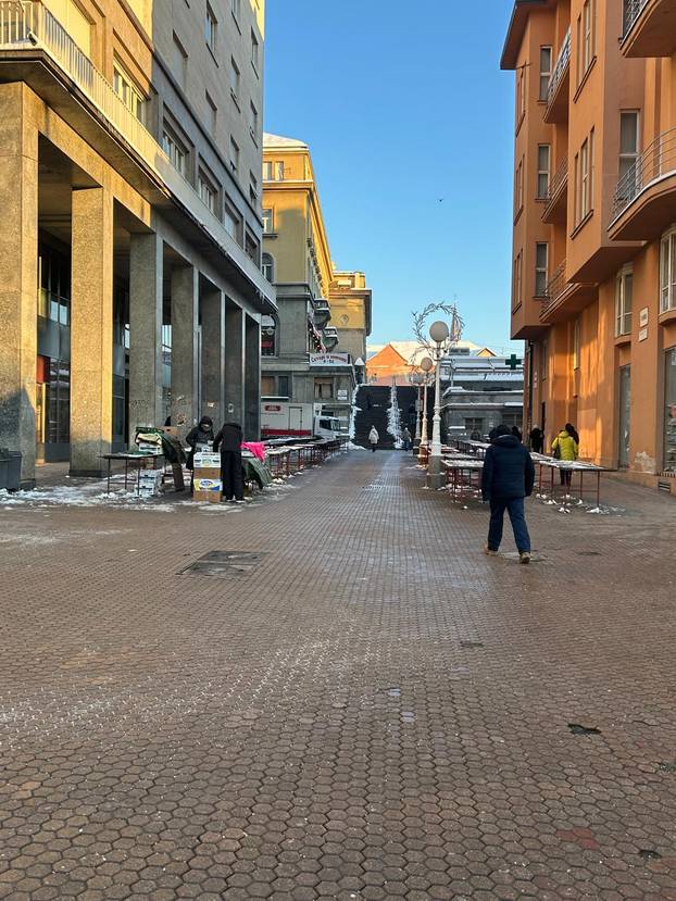 FOTO Hladno jutro u metropoli: Zubato sunce na -14 °C, radnici čiste snijeg, tek par prodavača..