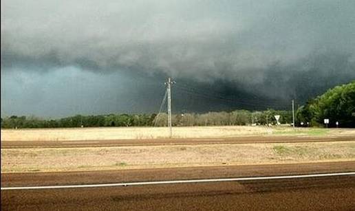 SAD: Tornado čupao sve pred sobom, najmanje jedan mrtav