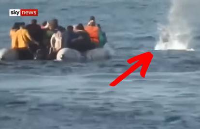 Kaos u Grčkoj: Pucali na brod s migrantima?! Pogledajte video