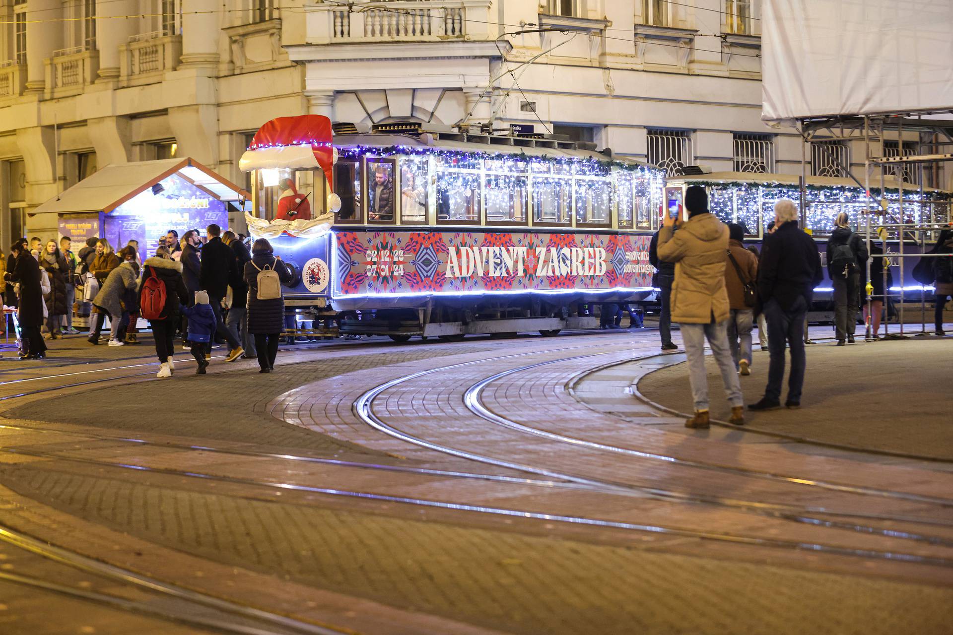 Zagreb: Veseli božićni tramvaj vozi centrom grada