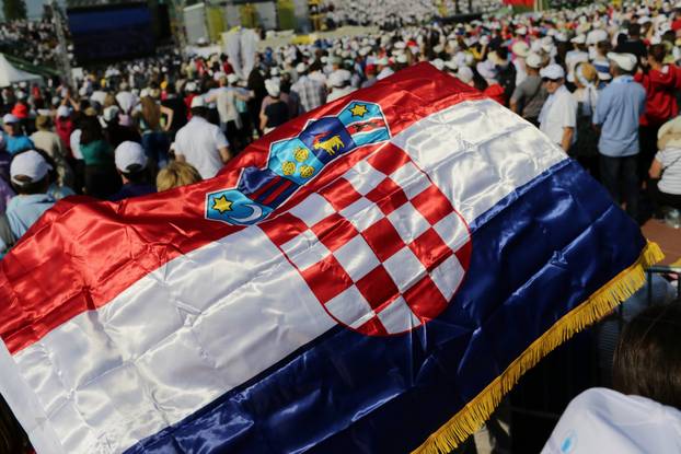 Sarajevo: Brojne zastave iz svih krajeva svijeta hodo?asnici podigli u zrak dok iš?ekuju papu Franju