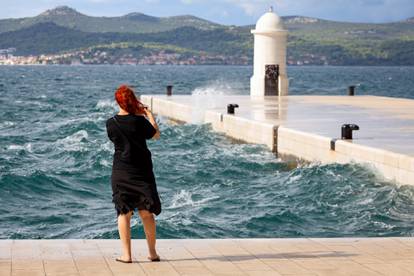 FOTO Kad Boris ugasi svjetlo:  Ovo je Zadar u podne. Čini se kao da je večer. Turisti u šoku