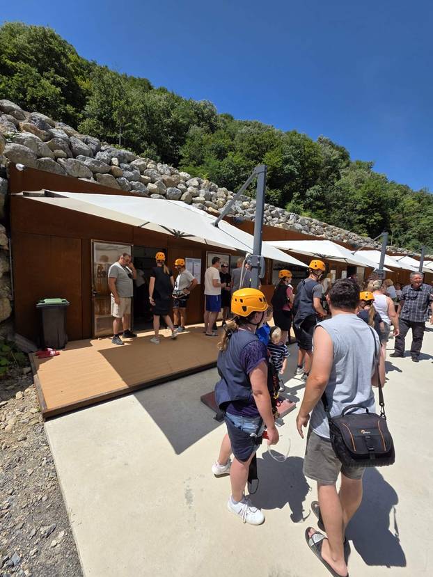 FOTO Adrenalinska atrakcija u Orahovici - zip line preko jezera!