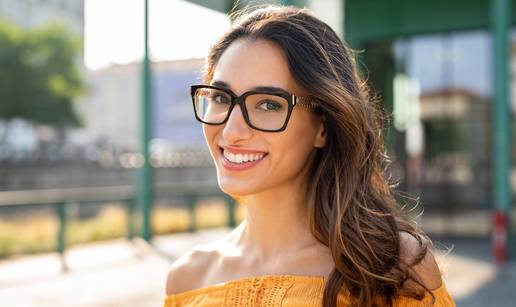 20 jednostavnih beauty savjeta za sve one koji nose naočale