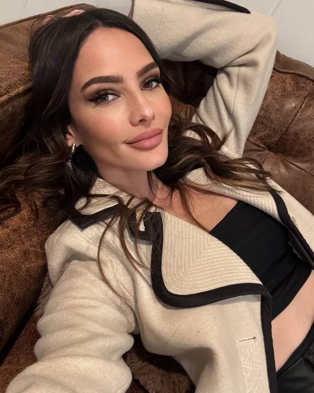 FOTO Ovo je mlađa sestra Sofije Vergare: Sandra je manekenka i glumica, ulazi u reality vode...