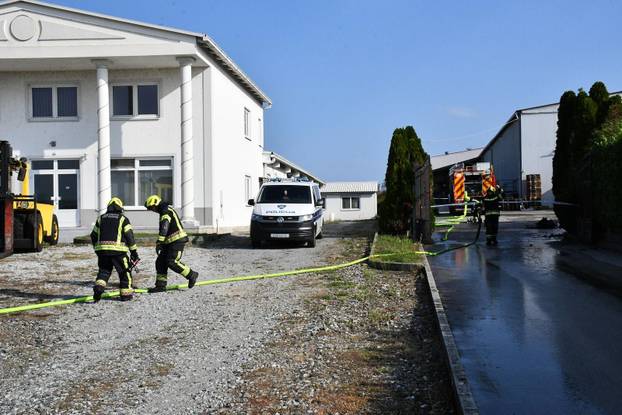 FOTO Izgorjeli skupocjeni auti kraj Požege: Viličarima ih iznosili da spriječe katastrofu