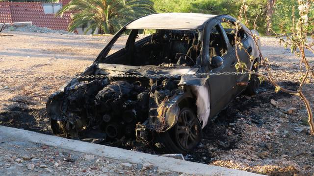 Splićaninu usred noći netko zapalio 17 godina star auto