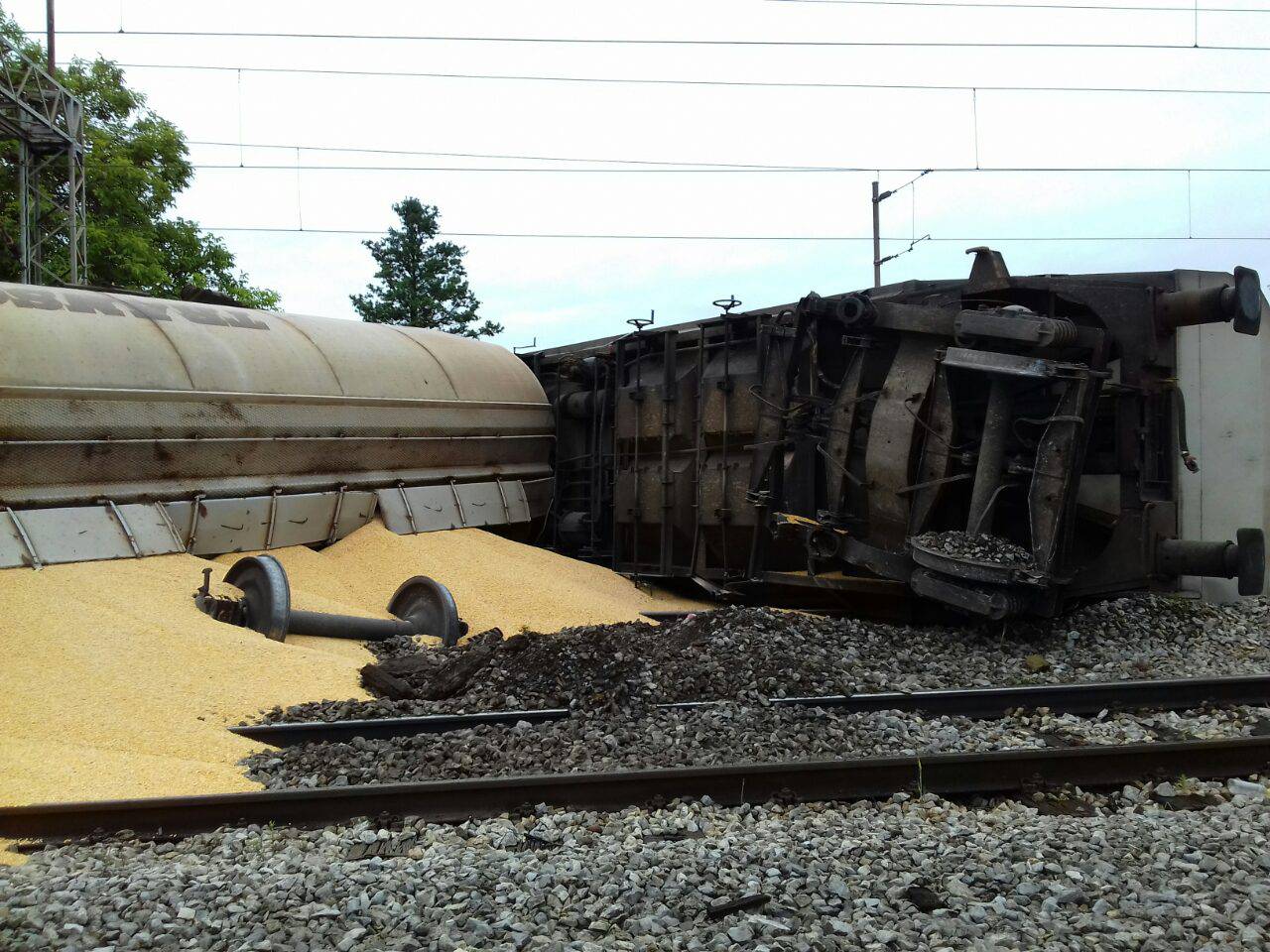 Tik uz kuće: U Dugom Selu prevrnuo se vlak pun brašna