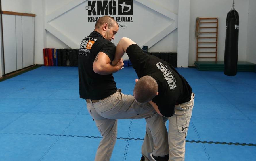 Naučite se spasiti od napada palicom, nožem i pištoljem!