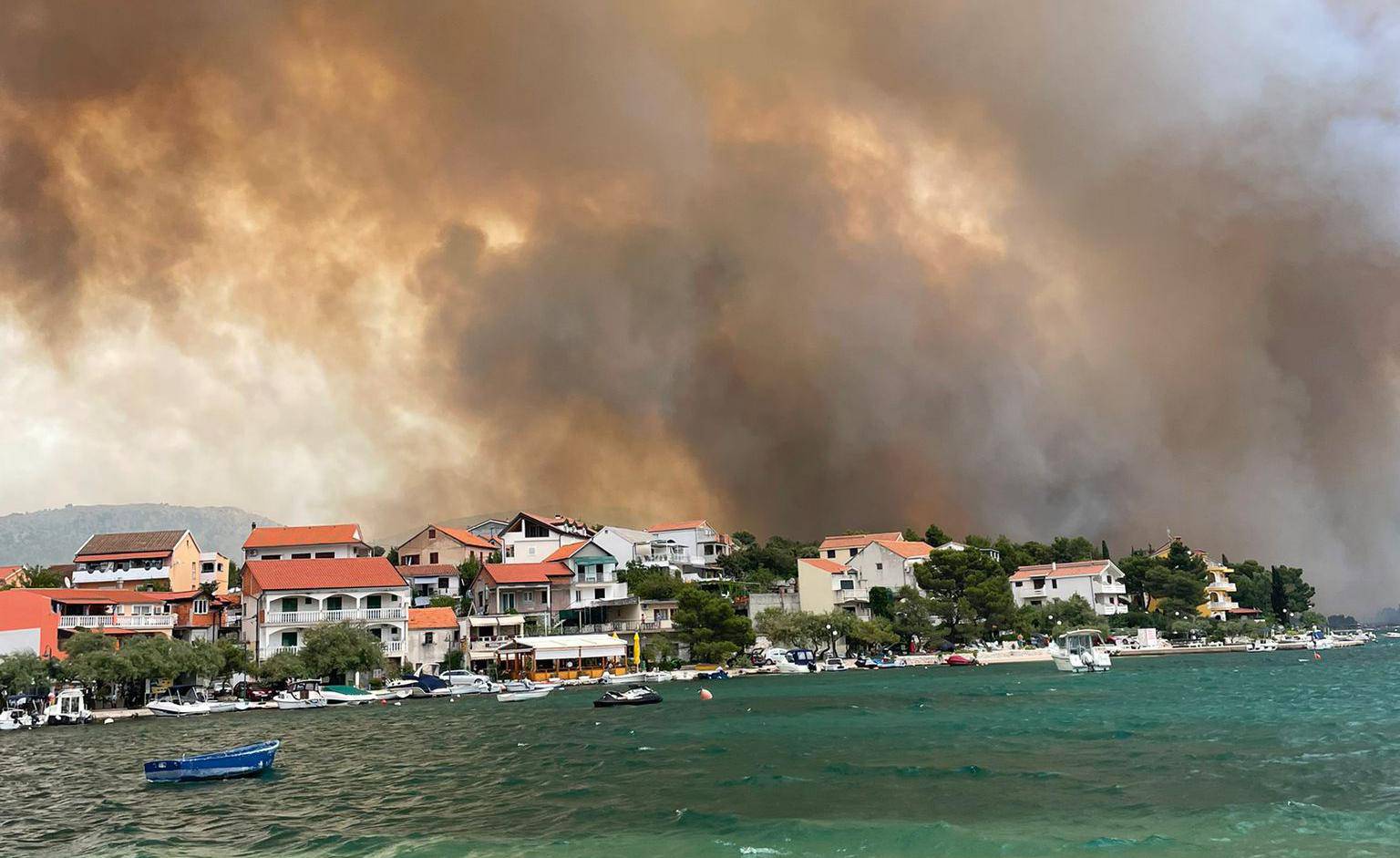 Požar u Grebaštici i dalje gori, zatvorene sve ceste: 'Morali smo brzo izaći iz apartmana'