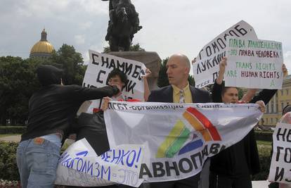 U Parizu marš za jednakost, u Rusiji su uhitili gay aktiviste