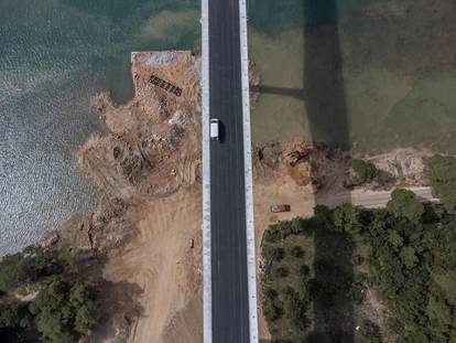 Pogled iz zraka na pristupne ceste za Pelješki most: Most Brijesta