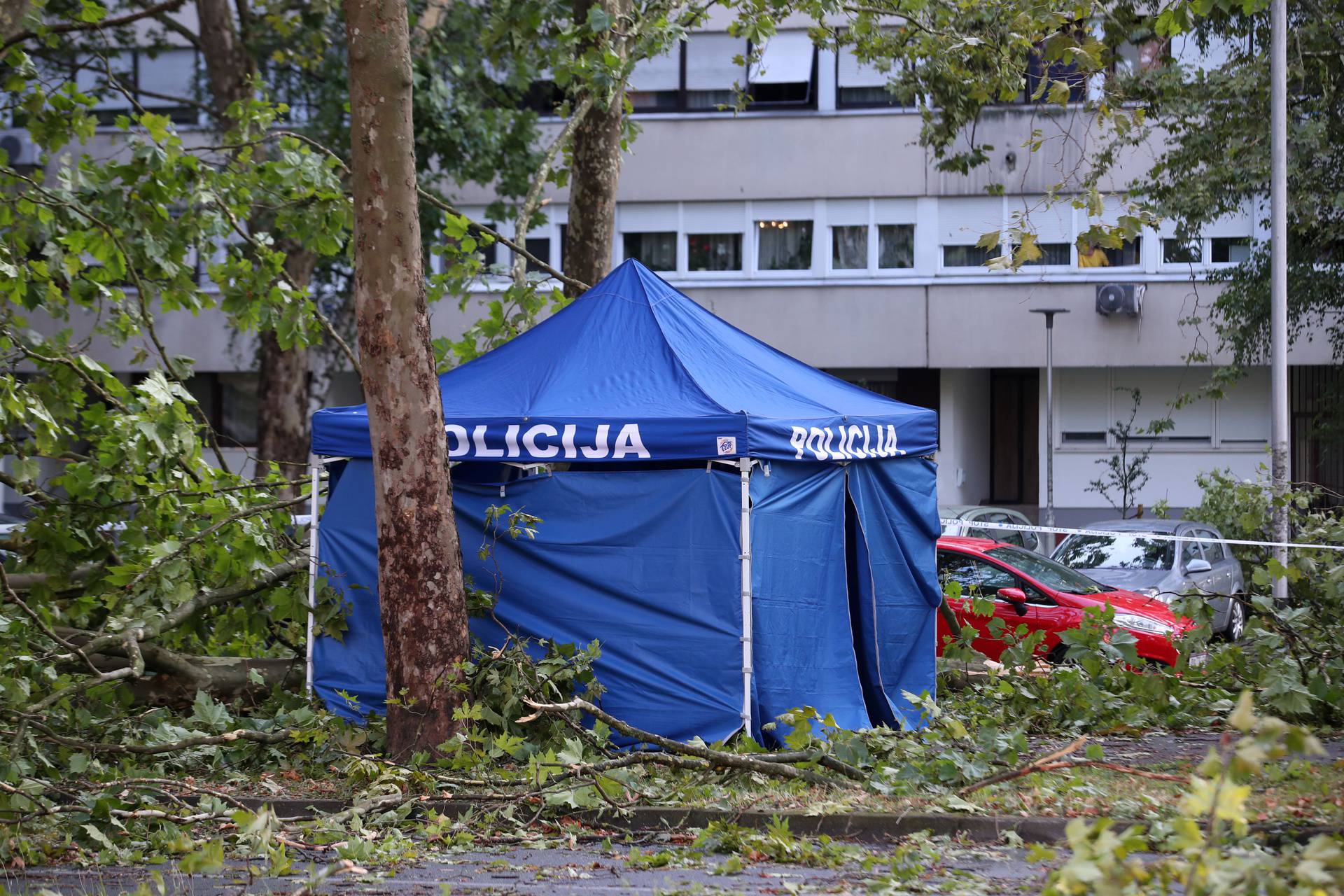 Zagreb: U jakom nevremenu koje je pogodilo grad jedna osoba je smrtno stradala 