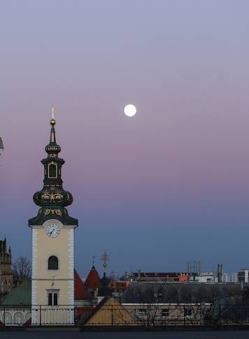 Puni mjesec nad Zagrebom