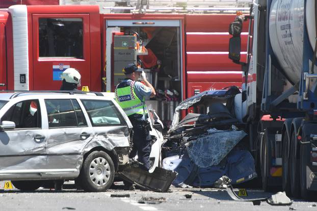 Koprivnica: U sudaru teretnjaka i tri auta poginula jedna osoba