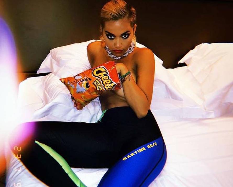 Opustila se: Rita Ora skinula grudnjak i pozirala u toplesu