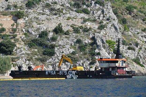 Nastavlja se rušenje bespravno izgrađenih objekata u uvali Vruja
