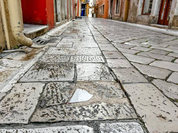Zadar: Običnom keramičkom pločicom zakrpana rupa na staroj kamenoj ploči u centru grada