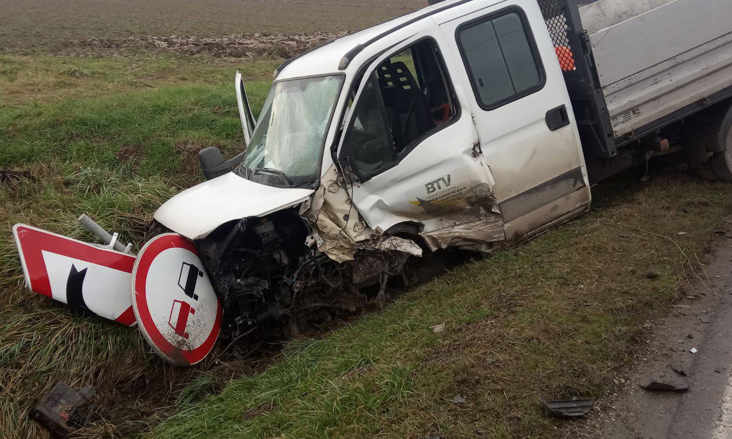 Teška nesreća kod Siska, dvoje ljudi ozlijeđeno, jedan teže: 'Iz vozila su ga izvlačili vatrogasci'