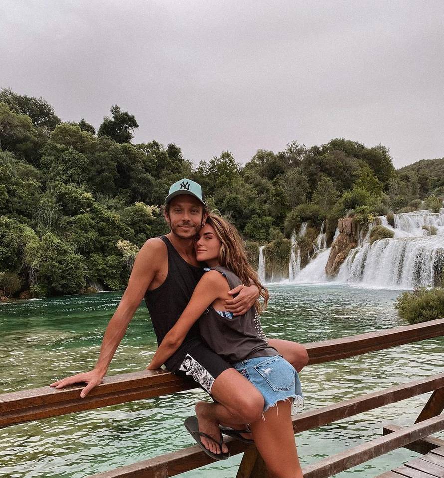 Valentino Rossi u Hrvatskoj: S 15 godina mlađom djevojkom posjetio otok i nacionalni park